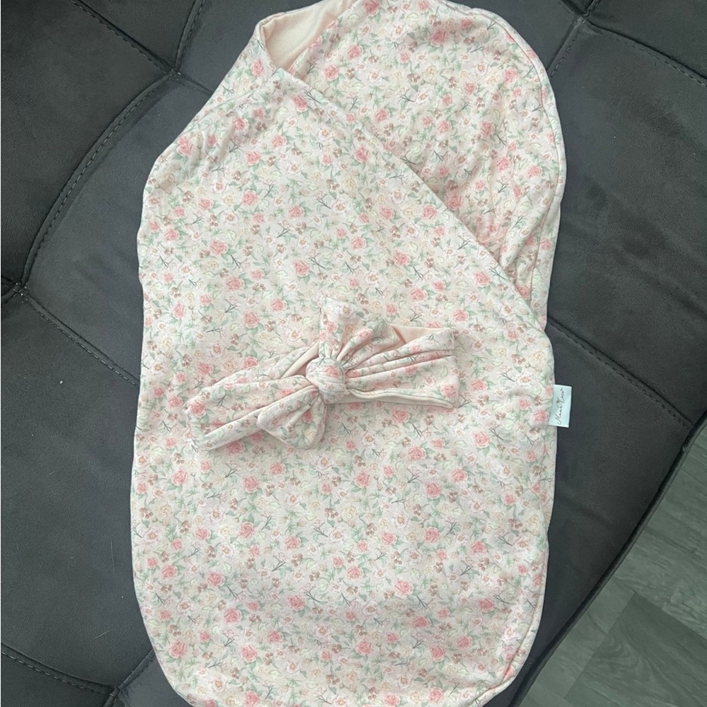 Mama Coco baby swaddle with bow